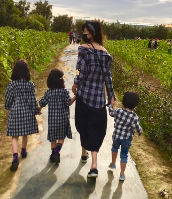 李靓蕾Instagram上分享育儿和生活日常时，近年只同框过三位小朋友，已有2年时间没出现老公王力宏的身影。