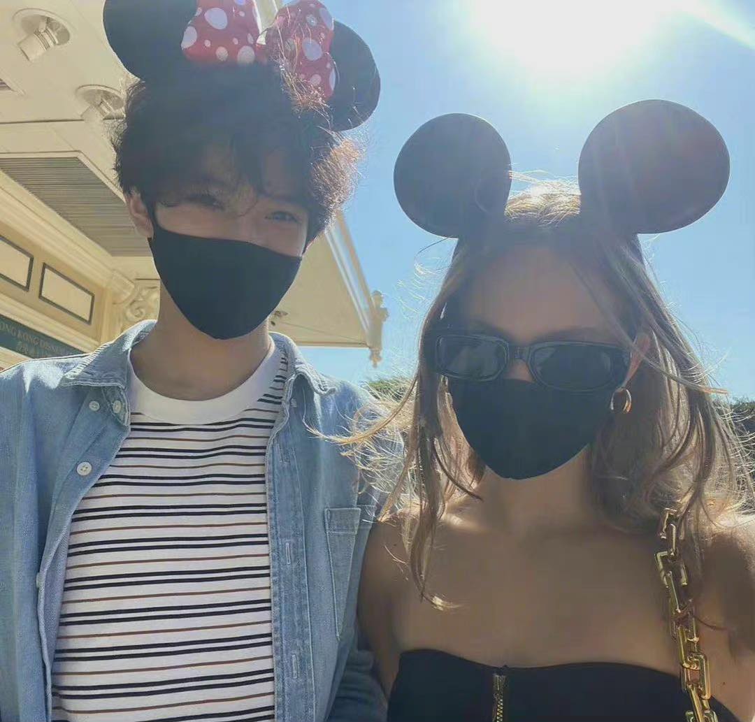 全程戴着口罩的魔童依旧帅气逼人,和这位金发美女形影不离还有搭肩亲密举动更是让网友纷纷猜测魔童“早恋” 了「这位是否就是他的女朋友」?