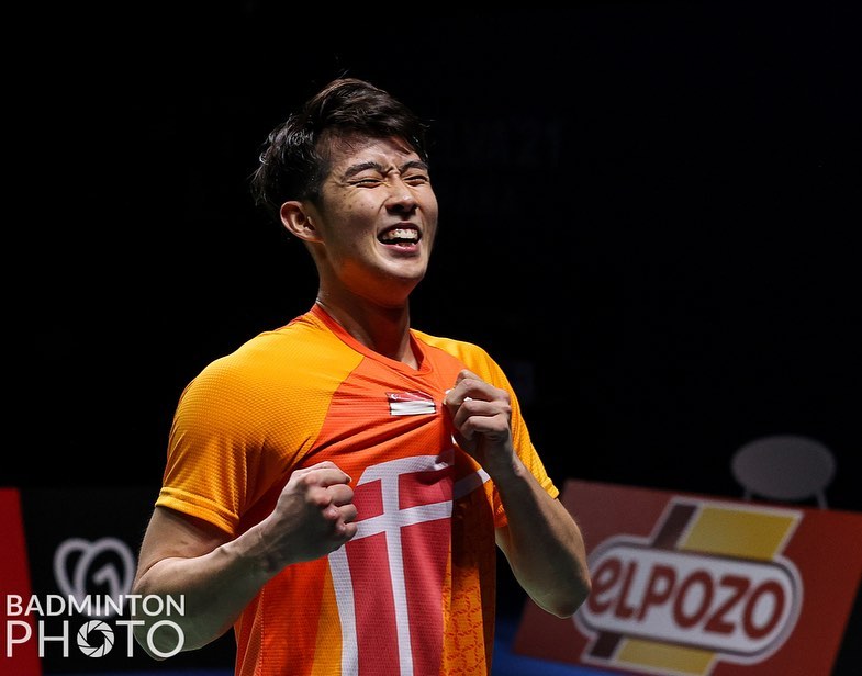 「骆建佑」自从在世界羽毛球锦标赛爆冷打败「安赛龙」晋级后,他的表现也令人刮目相看露出冠军相。决赛日对战印度前世界第 1 斯里坎,首度称王并创造历史,成为新加坡史上第一个世界冠军。