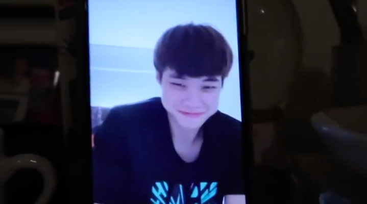 但黄智勇却嫌弃背后太露了,并不情愿地说道「Not Fine」。