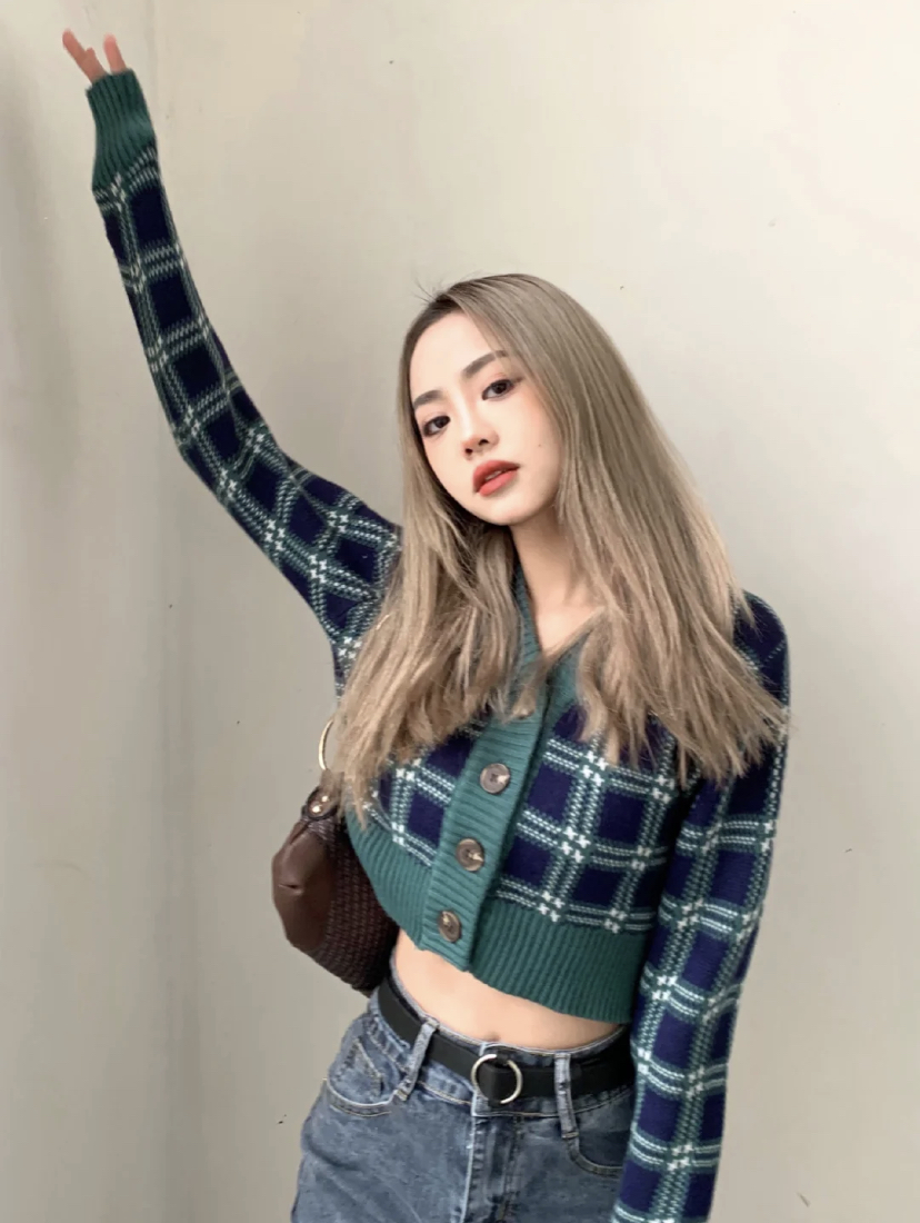 圣诞节也想要走辣妹风,可以选择短款卫衣或croptop搭配牛仔长裤。