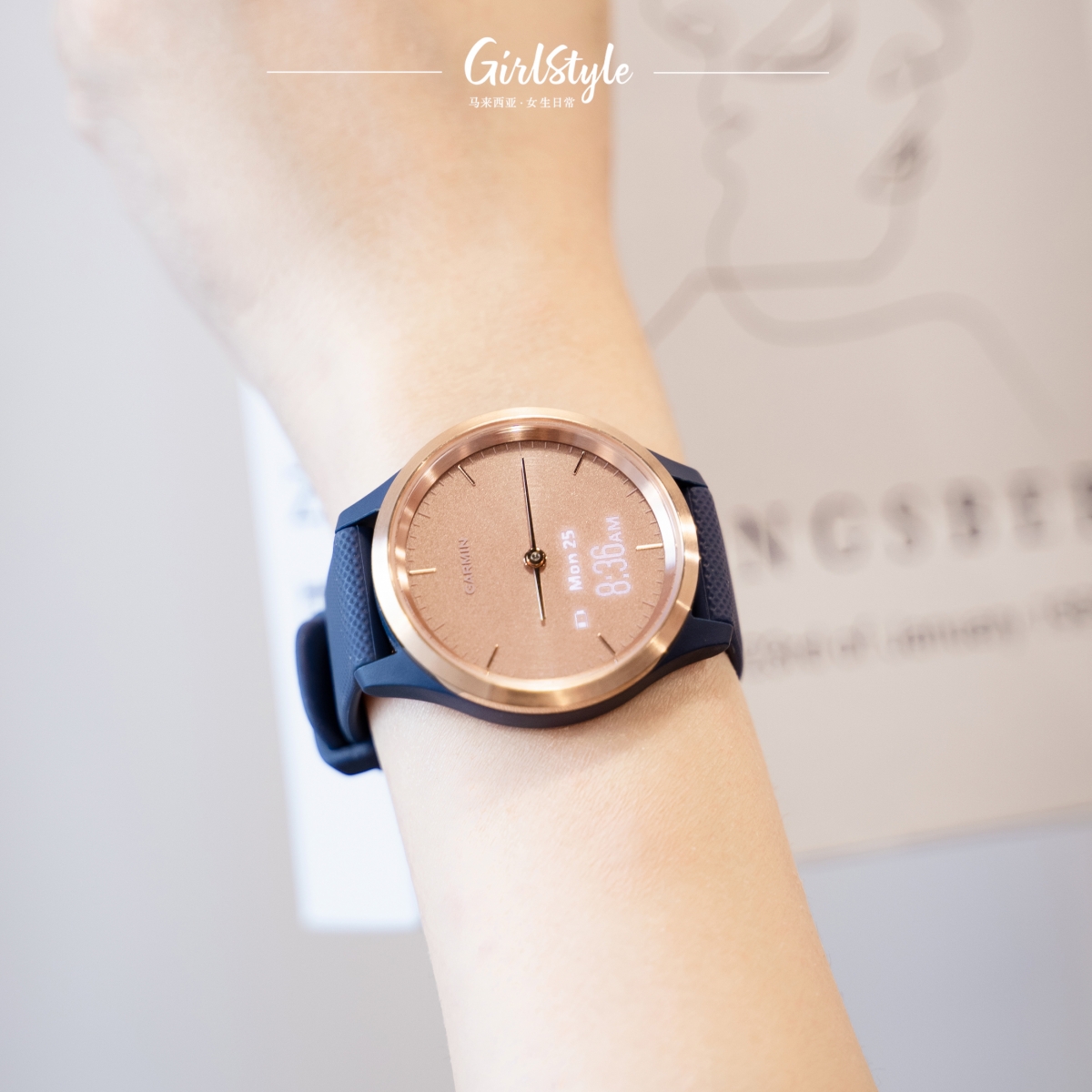 属于经典的指针表款,同时带有现代时尚的风格配件。搭载了隐藏式萤幕,只在需要使用的时候才会显示,再敲敲荧幕针表就会隐藏起来哦!拥有长达5天的超持久续航能力,充满电后智能模式可以维持至4天,手表模式最少可以维持1周哦!