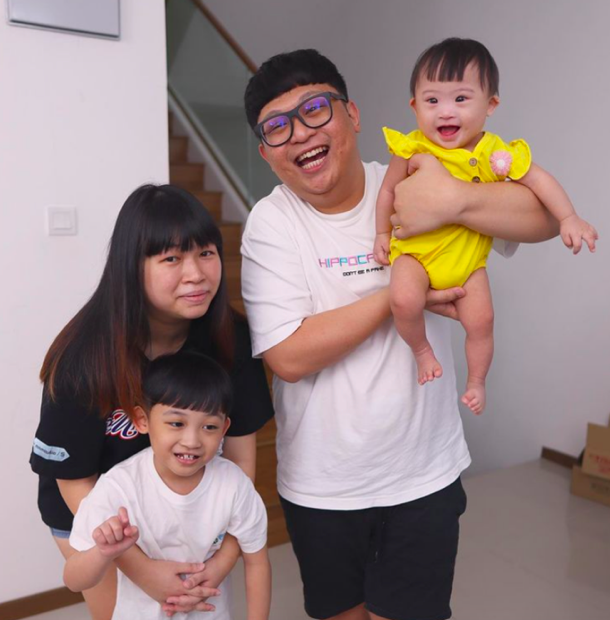 伟鸿痛批骗子竟将头像换成了他们一家四口的温馨全家福照片，试图以此博取粉丝信任。