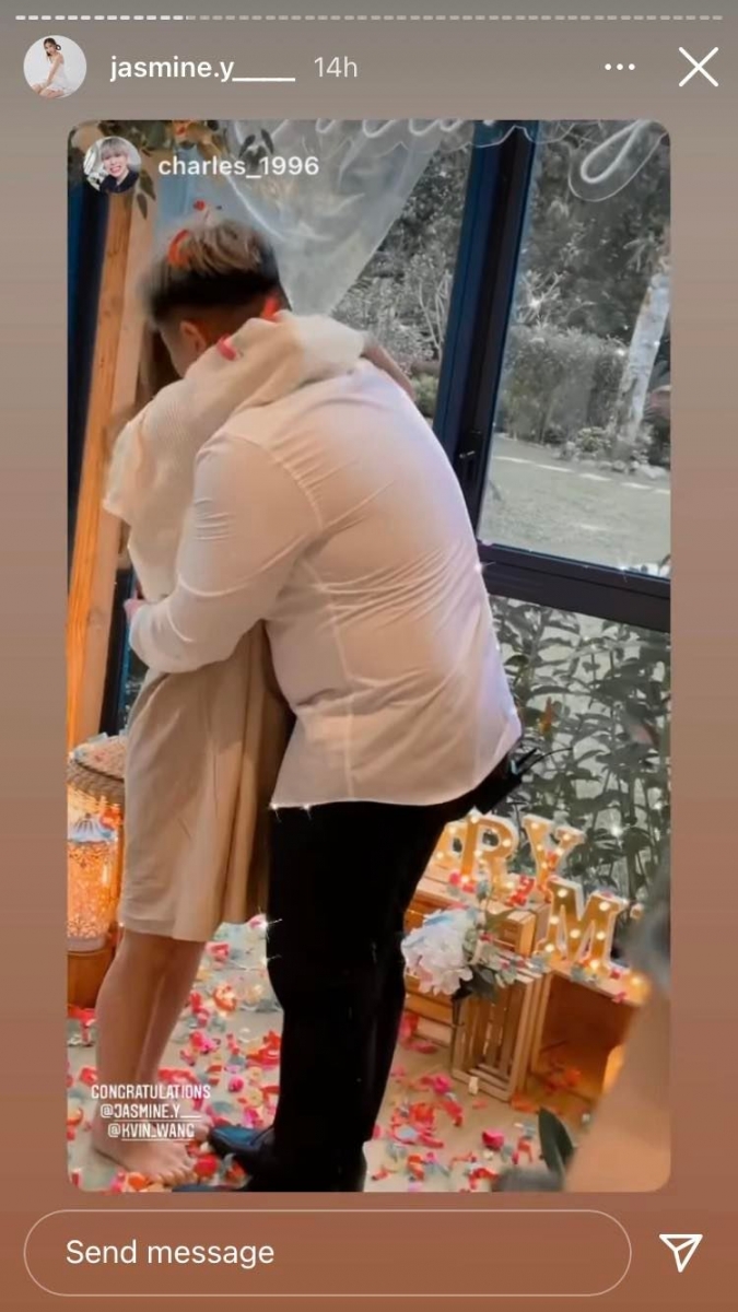 香米在听完求婚情话后，也毫不犹豫地答应了求婚让现场见证这段求婚仪式的朋友都感到欢喜。