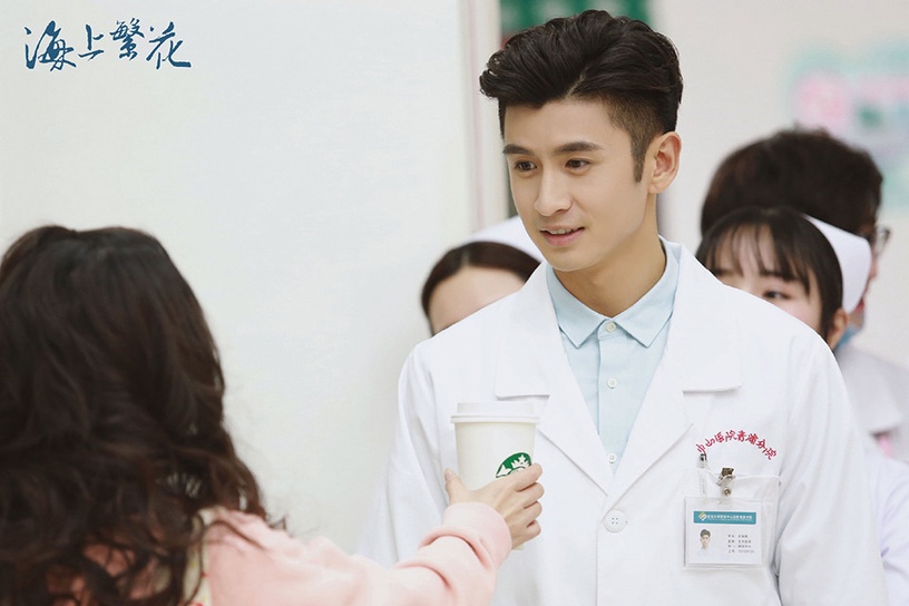 邵振嵘因妈妈的强烈阻拦没能和心爱的女孩杜晓苏结婚,殊不知和晓苏之间的情感问题还没解决好,已在灾区救援时遭遇泥石流意外伤重离世。