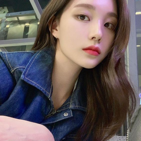 姿势型颈纹是因为日常经常低头玩手机或不良姿势,造成皮肤过度挤压形成皱纹