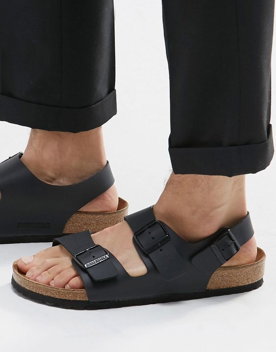 同样来自德国 Birkenstock 也是深受年轻男孩的喜爱。Birkenstock 拖鞋设计看似简单，但整个结构都是经过精心制作，致力要为你提供最舒适的体验。鞋垫边缘刻意升高，用来保护脚趾头；脚跟罩杯，能够帮助身体平衡，保持脚跟肉垫的厚度，增加对冲击力的吸收，既耐穿又时尚，随便搭都超完美！