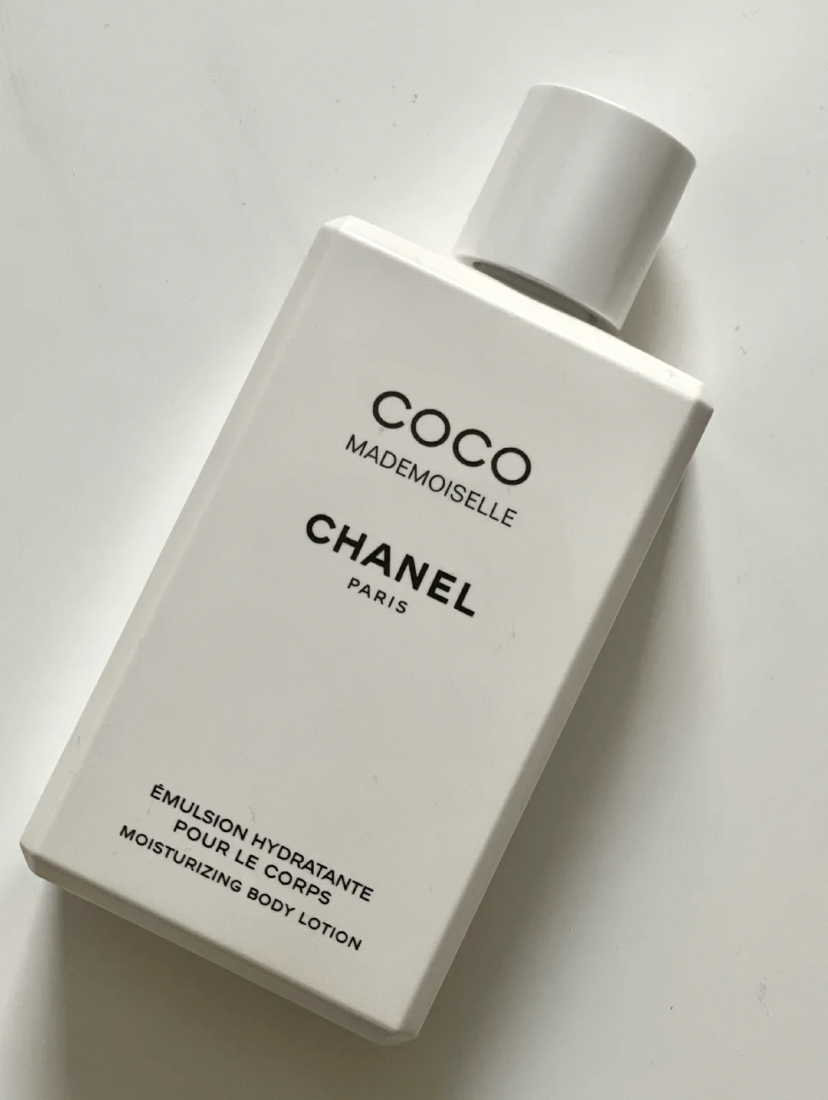 属于非常水润的乳液质地,香味淡淡的但是可以持久留香,是很好闻的花果香调。