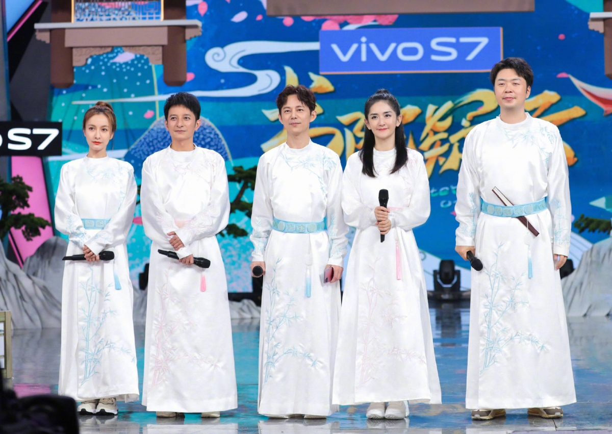 湖南卫视官博月前宣布《快乐大本营》暂停播出，以进行全方位升级改版：「更新换代、集中力量创新…打造全新的主题积极健康、价值导向鲜明、老百姓更加喜闻乐见的精品综艺节目」。