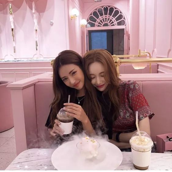 大家可以尝试在睡前的一个小时，喝一杯牛奶