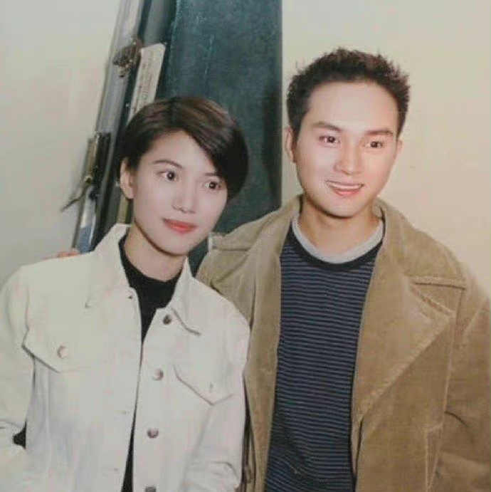 事实上，张智霖当时在袁咏仪参选港姐的时候就对她一见钟情~张智霖和袁咏仪因戏结缘，当时张智霖第一眼见到袁咏仪脸马上就红了，略显腼腆，紧张之余竟然忘了台词，当时他就知道自己已经喜欢上了靓靓...两人双向奔赴的爱情，自然而然也走到了一起成为恋人...