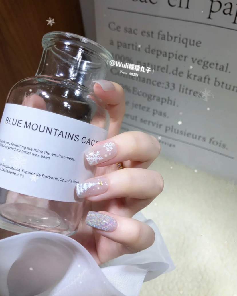 冷门的灰蓝色系真的非常显高级感，再搭配上白色的圣诞树和雪花手绘