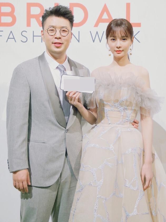目前工作缠身的两人,常常都会把婚礼筹划延后,事情都是迫于无奈中进行,毕竟俩人都赞成以工作为先下做安排,但鱼和熊掌不可兼得,看来结婚的喜讯不是短时间内就能办成咯。