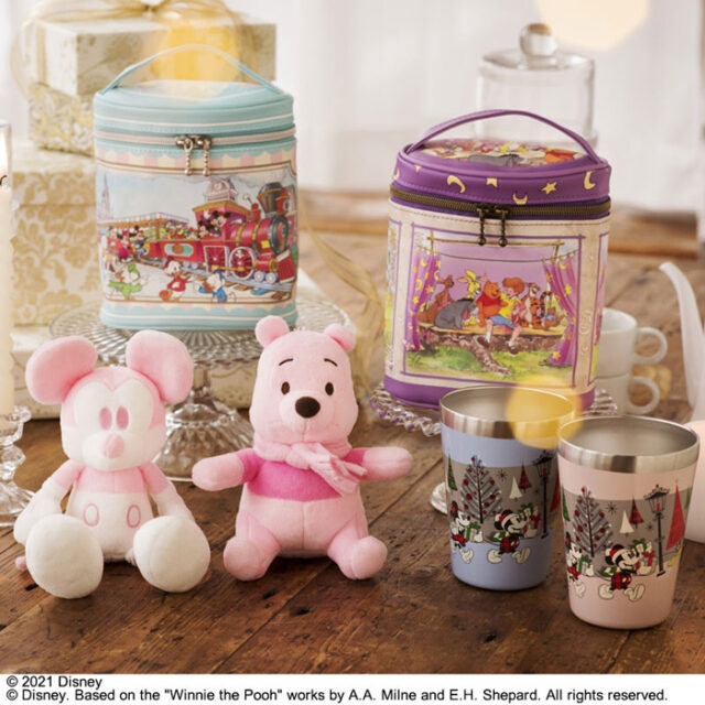 至于,「小熊维尼」为了配合圣诞下雪的浪漫画面,也被套上了围巾应景同时也以免着凉。「粉」全身维尼熊,上衣的部分则用了桃粉色系来做出搭配,给人一种疗愈和谐的既视感。呆萌的表情加上双手张开貌似在讨抱抱的造型,瞬间融化少女心。