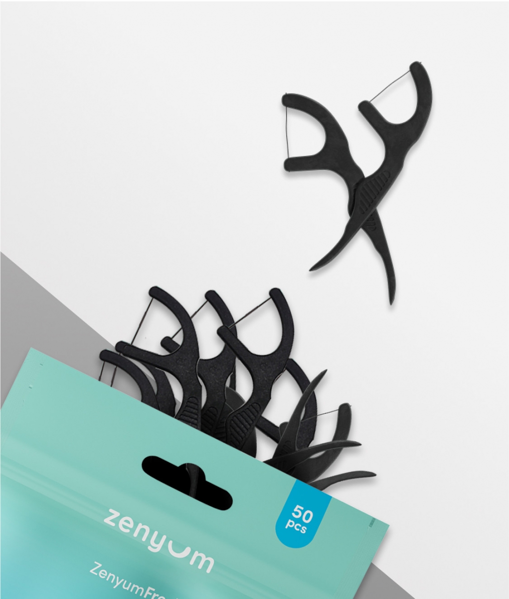 ZenyumFresh™ Floss牙线棒和一般牙线棒不同,其不仅能帮助高效清理残留在牙齿缝隙里的食物残渣、细菌、牙垢,里面还住入了活性炭和天然薄荷香,让你在饱餐一顿后轻松恢复口腔清新感,确保牙齿牙龈更健康的同时,对消除口臭也有直接帮助。