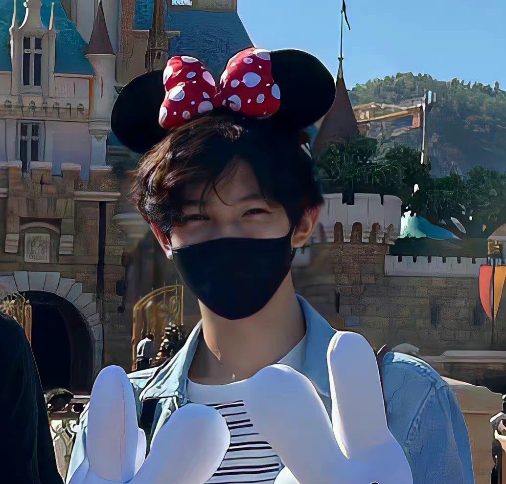 魔童就读国际学校~平时和外国孩子经常玩在一块!早前和一班朋友结伴出游去迪士尼乐园,和一位金发女孩「搭肩」合照瞬间掀起热议。