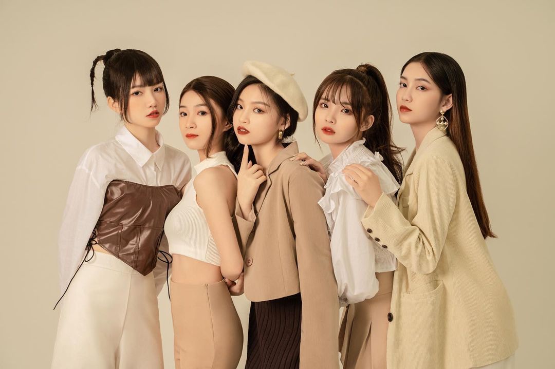 最近,一个名为 ??????? 本地女团瞬间爆火掀起超高的关注度。??????? 是一个 5 人组成的女团,据称每一位女孩都是 00's 网红代表