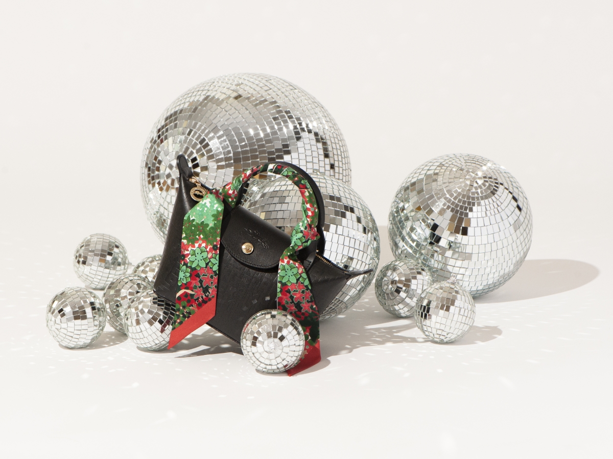 在经典优雅黑色Le Pliage® Cuir包包牛皮上压印极具现代风格的LGP字母彩绘图样,营造立体浮雕效果,尽显与众不同的高质感!