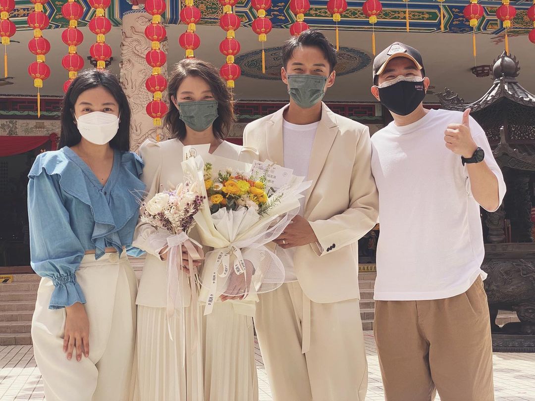阿哲和云镁鑫自 2016 开始交往，去年也传出求婚成功的喜讯如今还一口气搞定了婚纱拍摄、过大礼以及注册仪式，毫无预警地完成了所有事只差「婚宴」仪式因疫情的影响唯有延迟。