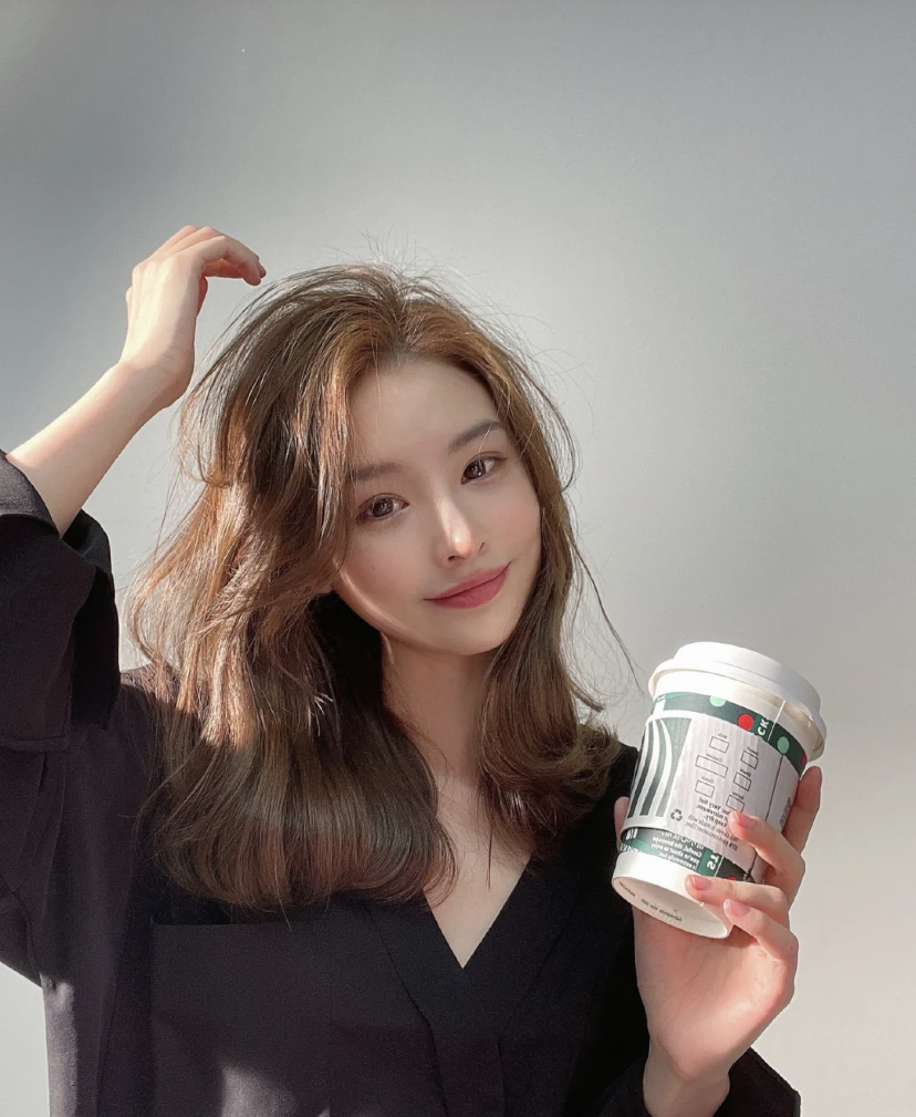 自然又随意日常可以很好的打理,旁边的小碎发可以遮住脸部的肉肉,发尾部分可以稍微加薄打造出层次感。