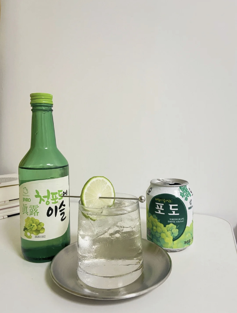 青葡萄口味的烧酒人气超高!因为喝起来特别顺口又甜甜的,同样倒满三分之一的烧酒后再加入葡萄汽水,切一片青柠加入酒中就调好啦~