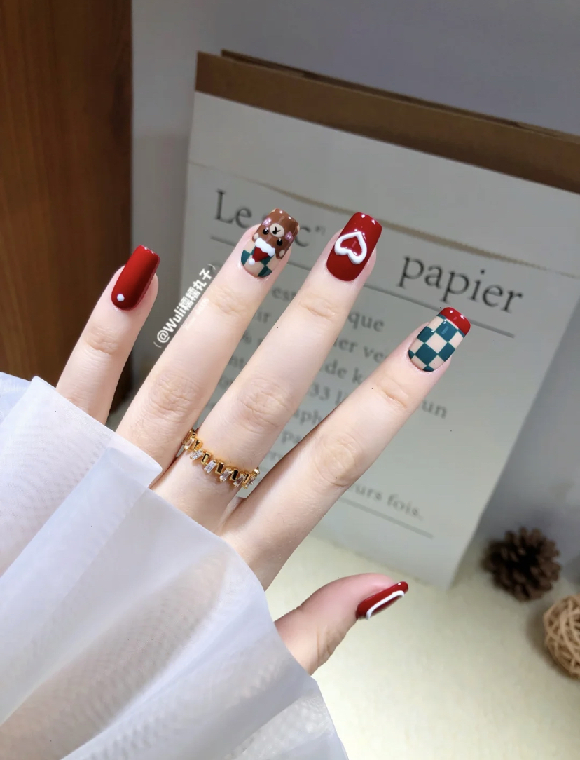 百搭好看的韩系风设计简约又大气，特别是经典的圣诞红绿色棋盘，看起来就非常有节日感