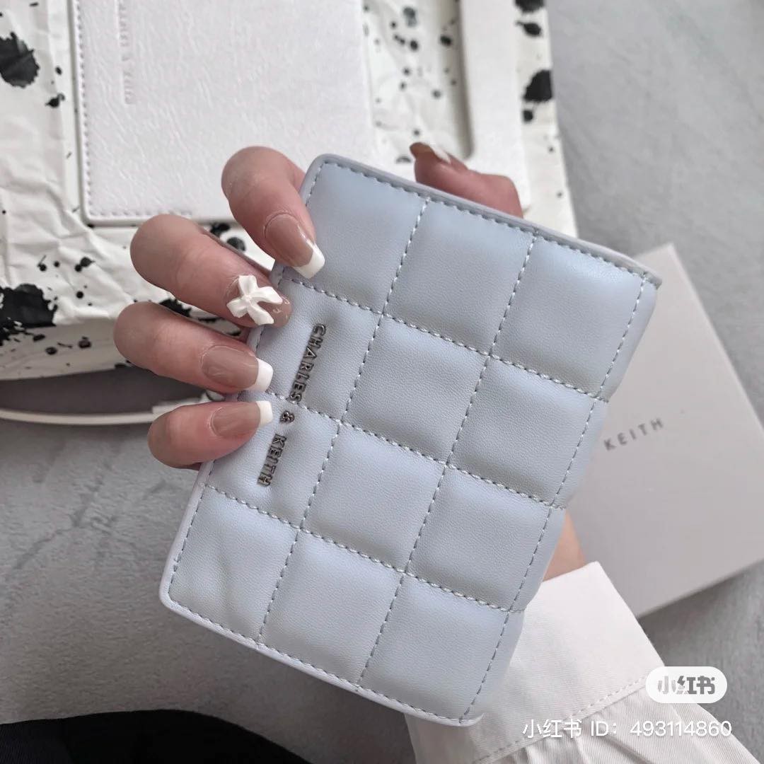 蓝色控、小香风菱格纹控绝对不能错过的一款小CK热销短皮夹！