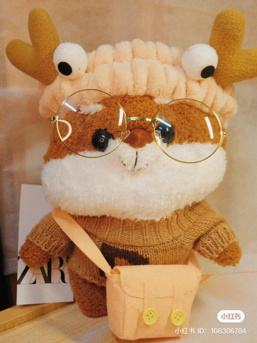 棕色系的撞色元素正好符合圣诞节的氛围感,不管是搭复古百褶裙还是红彤彤的毛衣都能为气质加分,尽显你无敌少女的魅力。