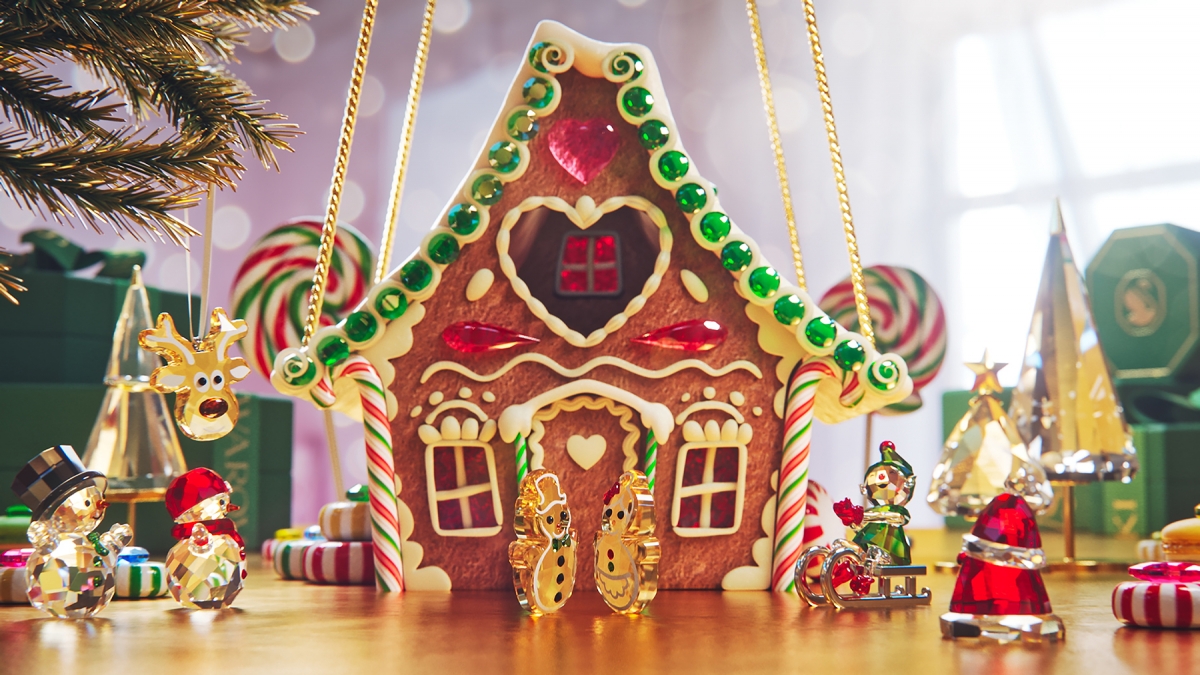 施展快乐魔法 Ornaments & Seasonal Symbols：圣诞期间，汲取了节日专属绚烂色彩与设计风格的挂饰摆件绝对不能少！