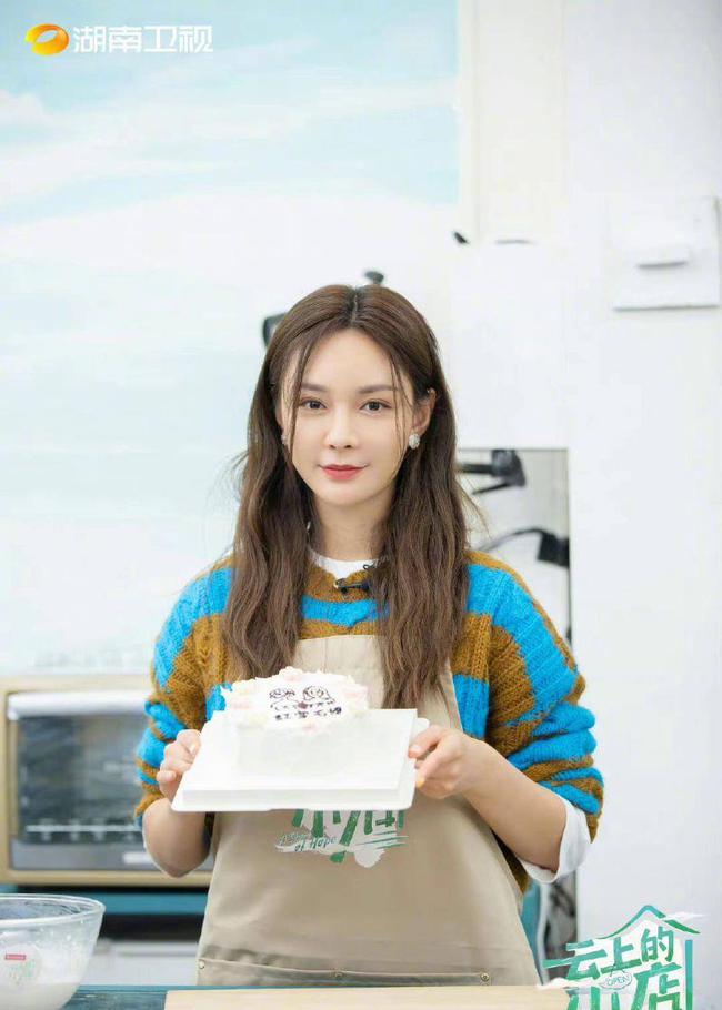 沈梦辰亲手绘制蛋糕给庆祝红宝石婚嘉宾作为惊喜，没料到只是简单的说词居然上了热搜？网友们都误以为沈梦辰是在为自己的婚礼做准备，殊不知只是单纯地在做节目而已？！