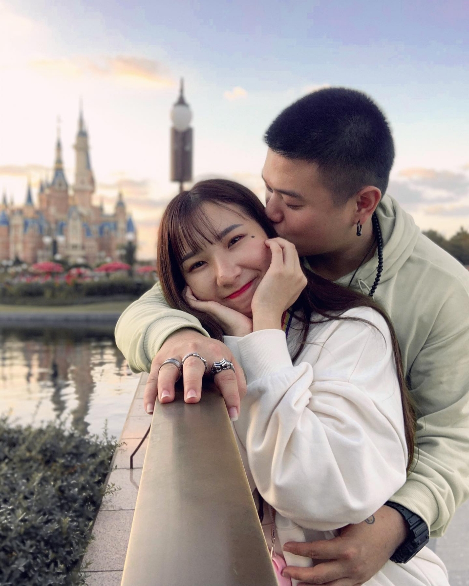 许多粉丝在搞清楚状况后也齐为阿旺和香米这对情侣档发声护航「这个小鲜肉明显在蹭热度」「这个男的在分手不到 1 个月也谈了一个女朋友，总结来说也不是什么好东西」「这位前任小鲜肉也很奇怪，一直讲自己不要进入网红世界，一方面又 PO Story 讲这些 lebih 东西引起关注」