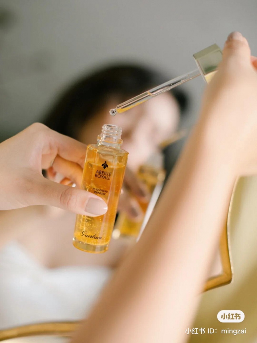 随着油敷保养越来越盛行，每个女孩家里的精华油肯定缺不可少！来自娇兰经典不败的复原蜜精华，自带高奢精致的外貌，油性质地中上脸意外不粘腻反而超好吸收。