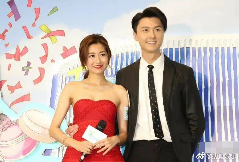 王浩信和陈自瑶结婚 10 年，期间一直频频传出离婚消息。虽然双方都没有正面回应过离婚传言，但从夫妻俩的眼神中明显没有火花，感情已经进入冷淡期。