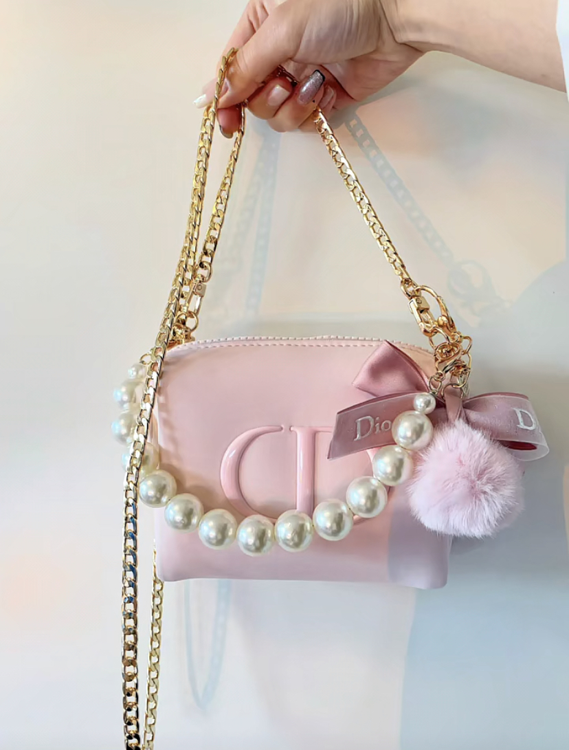 粉嫩嫩的春季化妆包绝对是少女必备的改造包!