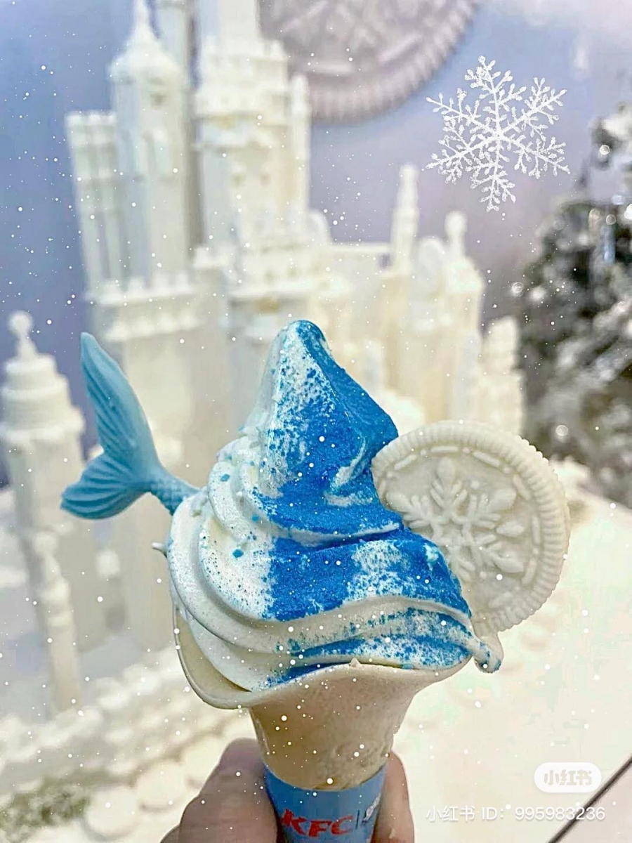 肯德基「小美人鱼雪糕」不只外观相当吸引就连口感也不错美味。吃下去是浓浓的牛乳味,奶香味十足~满嘴和手还很容易沾上蓝色色素,吃的时候记得擦嘴不然变成脏脏猫当众出丑就糟糕了!