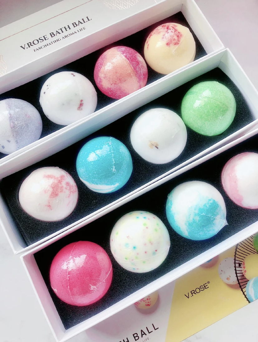 一整套沐浴球系列共有12种香型和功效,主要都添加了不同的精油成分。当中有磨皮去角质、美白、保湿补水等功效,放入水中后会散开丰富的泡沫