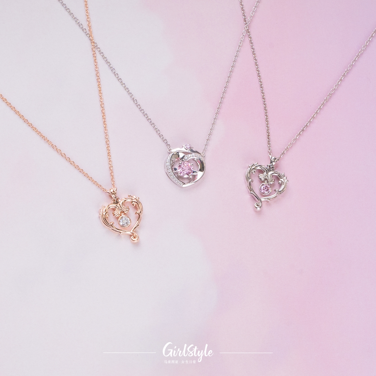 6 款饰品中包含戒指、耳环和 4 款不同设计的项链。其中一款的项链设计非常出众，钥匙形状上还有皇冠的巧思设计，象征着我们就是自己的女王，懂得宠爱自己终究会遇到那个打开我们心门的人。