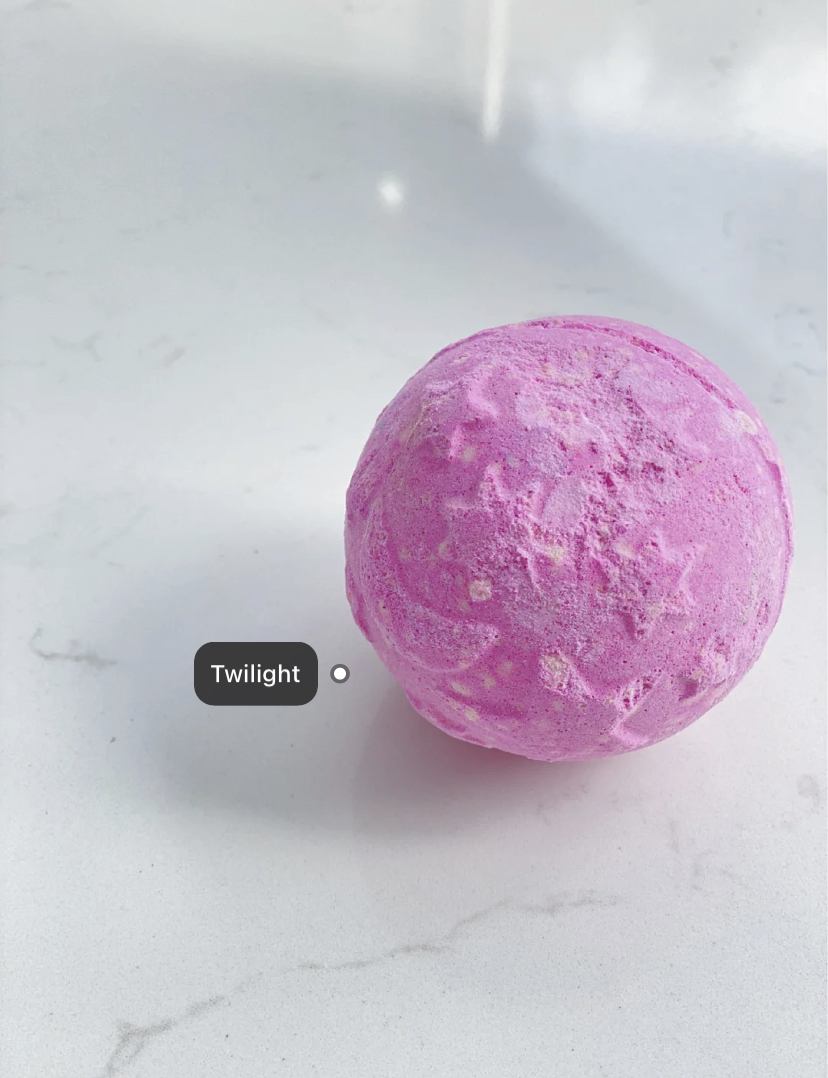 粉紫色的浴球泡开后里面是蓝色的,还带有粉粉的金色细闪!这款浴球有薰衣草和花精油成分,泡澡后身体非常滋润,摸起来滑嫩嫩的