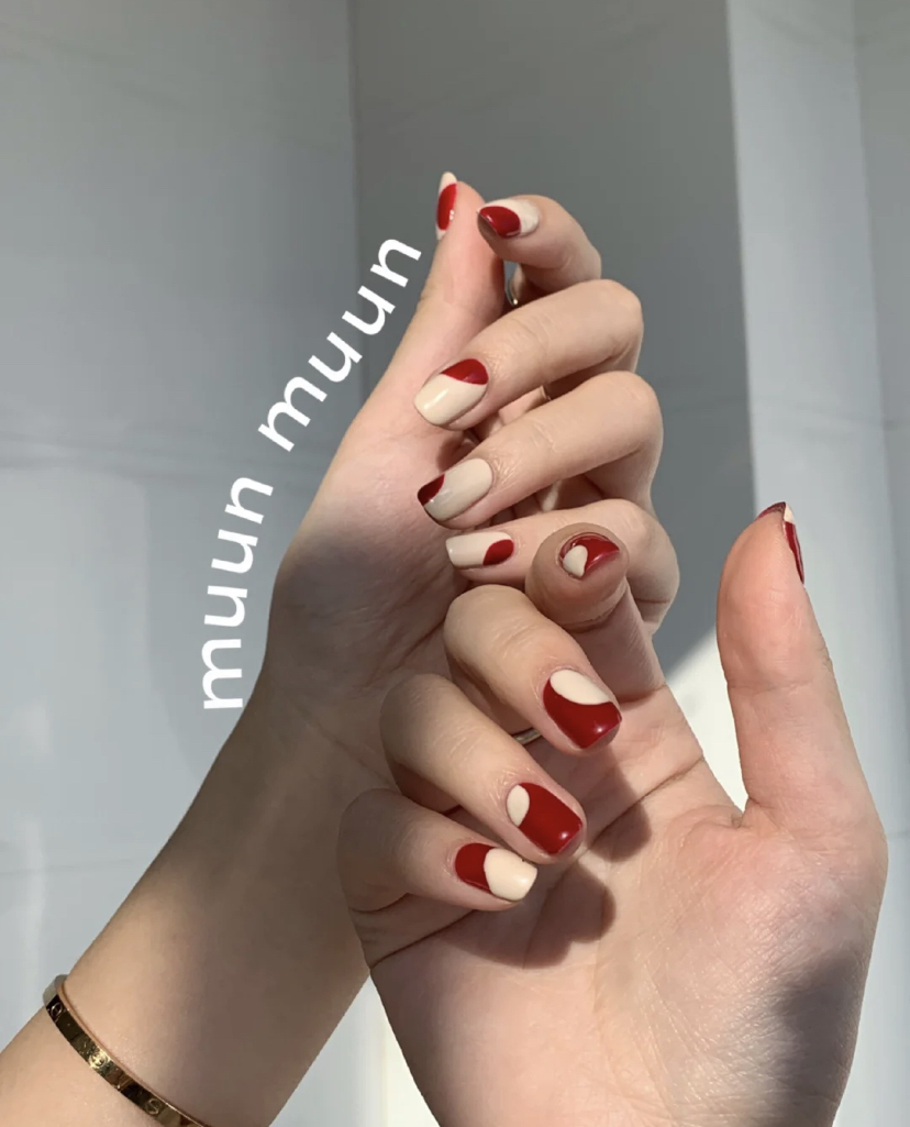 喜欢极简风的朋友们一定喜欢的简约设计，红色搭配奶白色描绘出不规则线条，看起来INS风感满满！