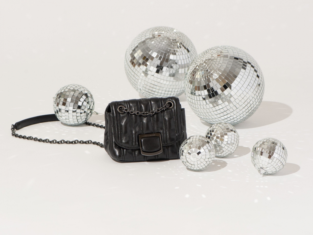 这款Brioche包包承袭了该系列一贯精致的皮革、绗缝工艺与构造,随意搭配一套裙装/裤装都尽显奢华优雅气息!