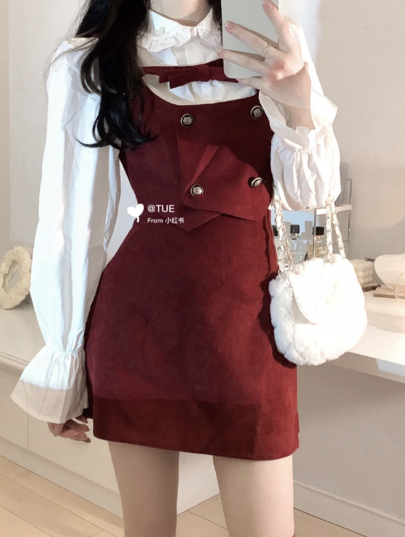 里面穿个白色的衬衫搭配小红裙外搭,瞬间变身可爱时尚的穿搭!