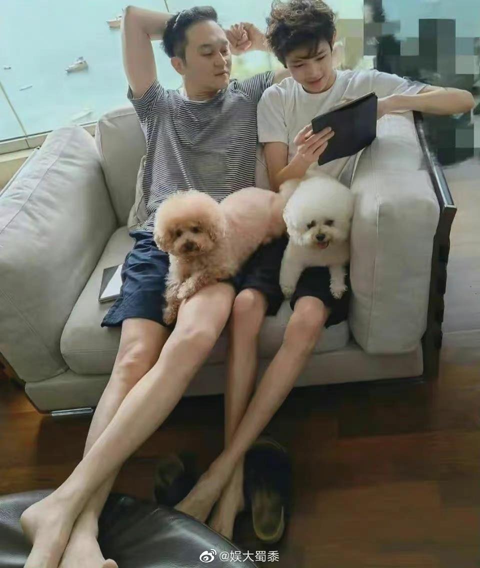 高角度拍下来的视角也遮不住魔童神仙颜值!顶着一头卷曲曲的慵懒发型,加上浓眉大电眼,简直帅到美朋友。从照片中显而易见「魔童」是一位猫控,对小宠物充满爱心~这种极品男孩哪里找!