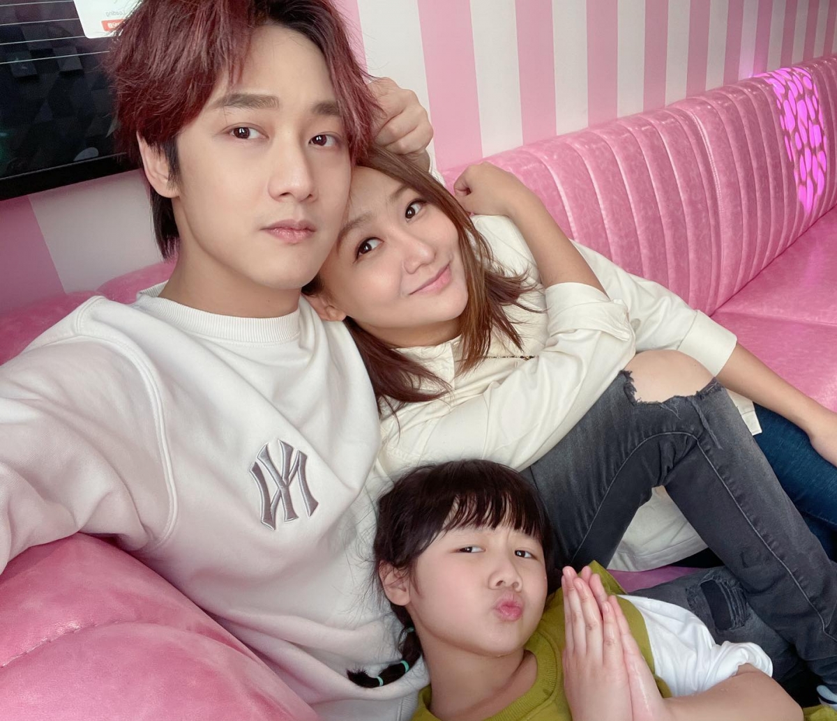 「那对夫妻」育有宝贝大女儿妮妮,~2019年一家三口宣布即将迎来二胎「小林萌」,然而不幸流产。