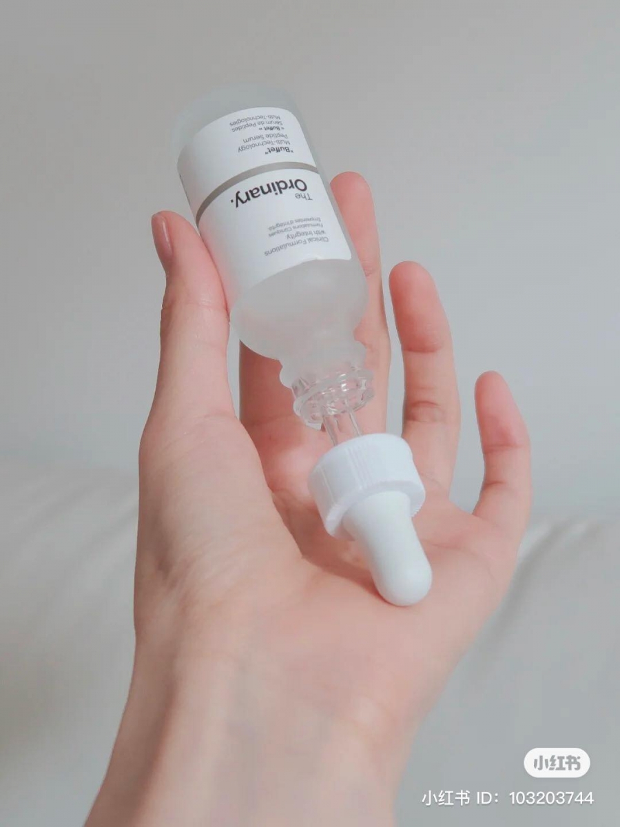 小资女都爱的人气护肤牌子「The Ordinary」大家族中的这罐 Buffet 抗老精华富含多重的胜肽精华，有效烫平所有的细纹和促进胶原蛋白的生成，质地非常轻易保湿度又好，隔天睡醒你不但会发现肌肤想喝饱水一样 Q 弹还会自带透明光滑的既视感，无需化妆也能拥有素颜好气色。