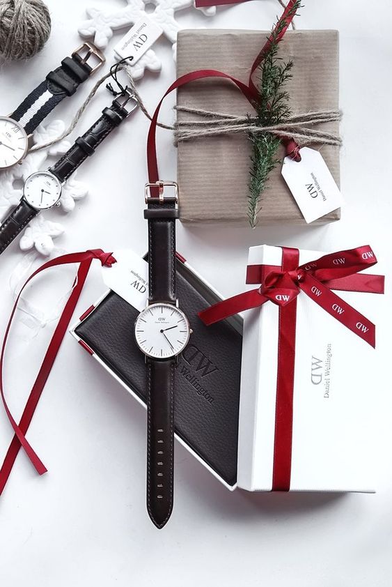 DW 手表也是每逢佳节卖到最畅销的礼物！DW 手表沿用了简约大方的设计，搭配不同腕带材质，演绎极简格调同时，尽显绅士风度。此外，任由你创意搭配出来手表将呈现出不同的魅力风格，创造专属于你和他的情侣怀表描绘难能可贵的隽永之爱。
