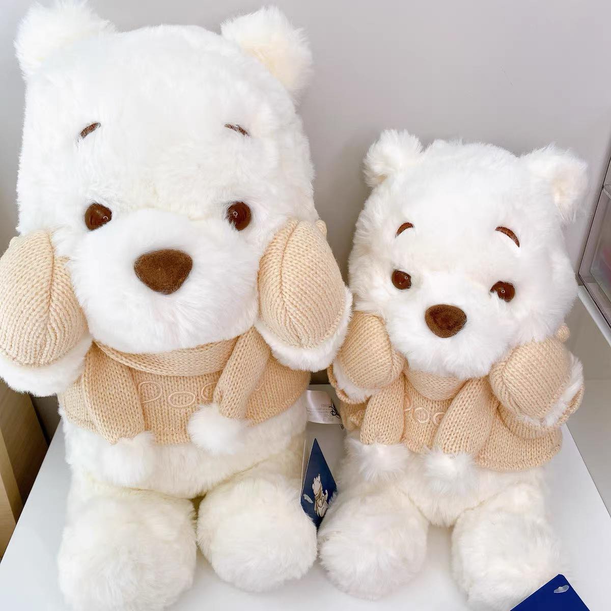 低饱和度奶茶色系主题让小熊维尼更显温柔敦厚,可爱手手捧着小脸蛋萌力十足!