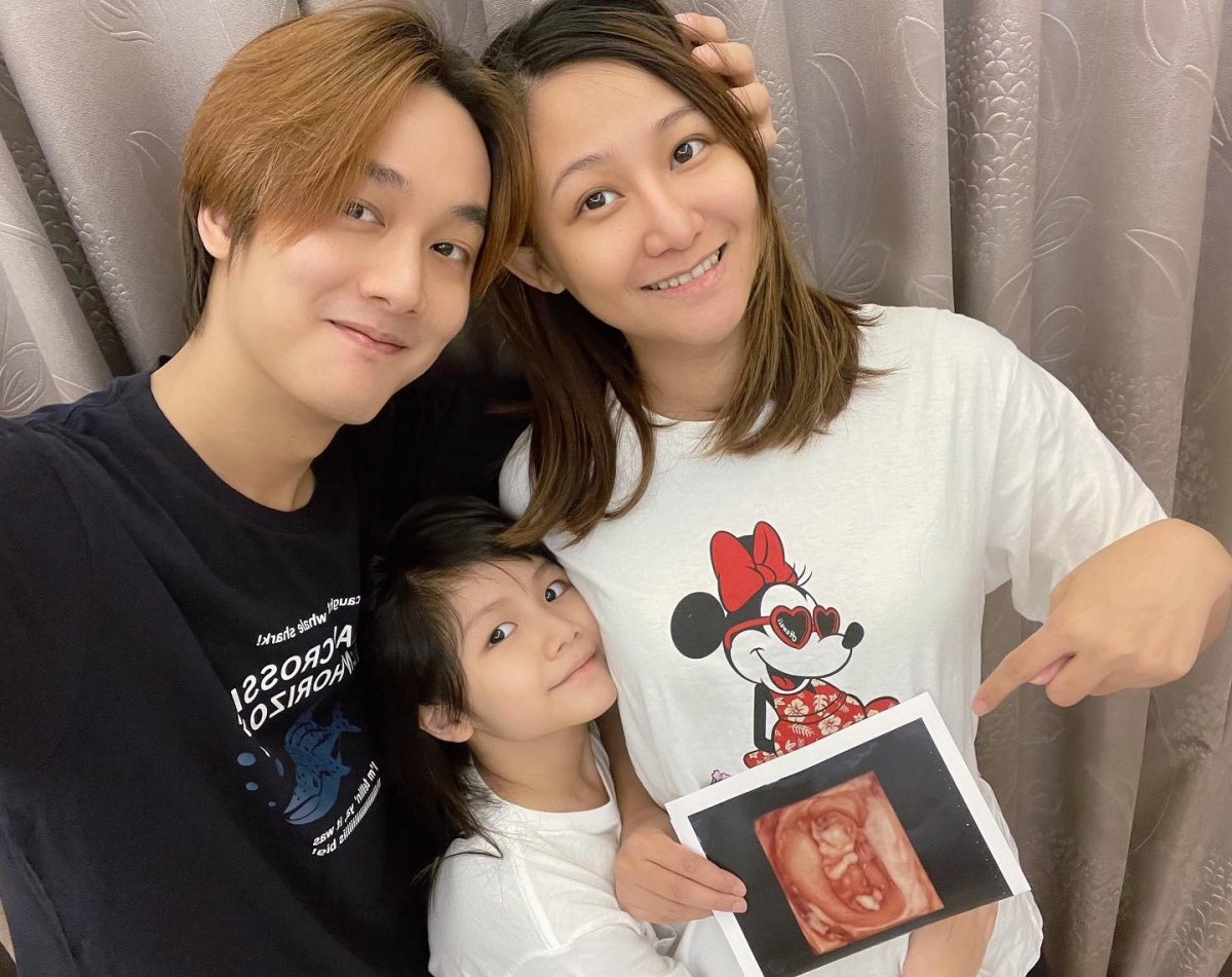 时隔2年后Nico再度怀上宝宝,今年6月开心地和粉丝们宣布:我们家终于有机会再次成为一家四口了!「小林萌」回来了!