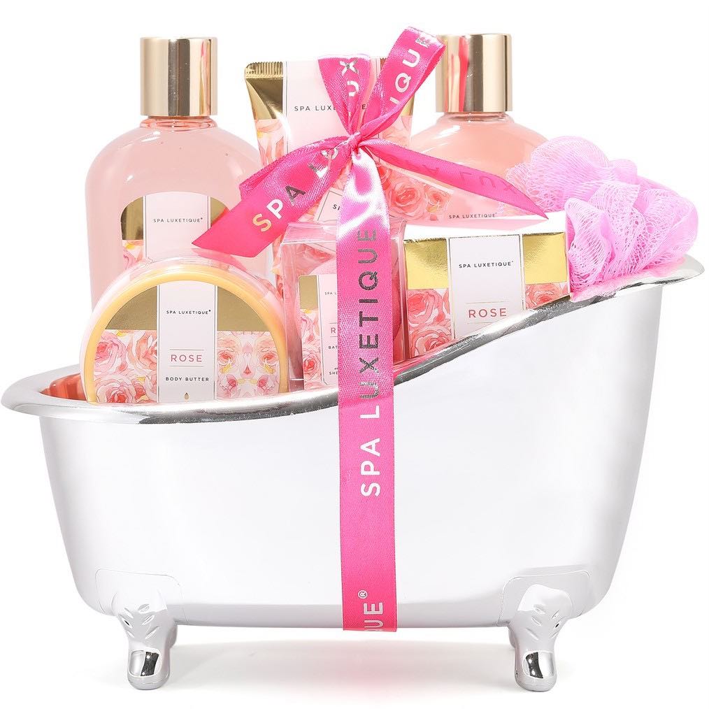 Shopee上销量非常高的Spa Luxetique圣诞限定套装，一整组中包含了香味疗愈身心、采用天然成分制成的沐浴洗护用品。