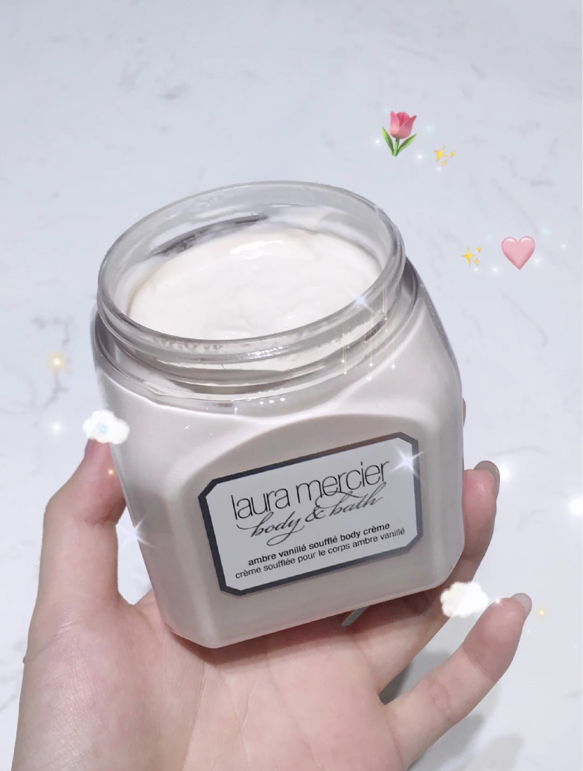 属于软糯的乳霜质地非常好推开,可以保湿锁水让肌肤处于水润状态!