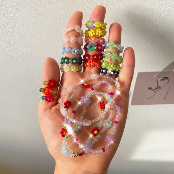 想要制成花花手链的话步骤全然相同,但建议可以把钓鱼线换成弹力线,效果同样非常精致好看 ♥